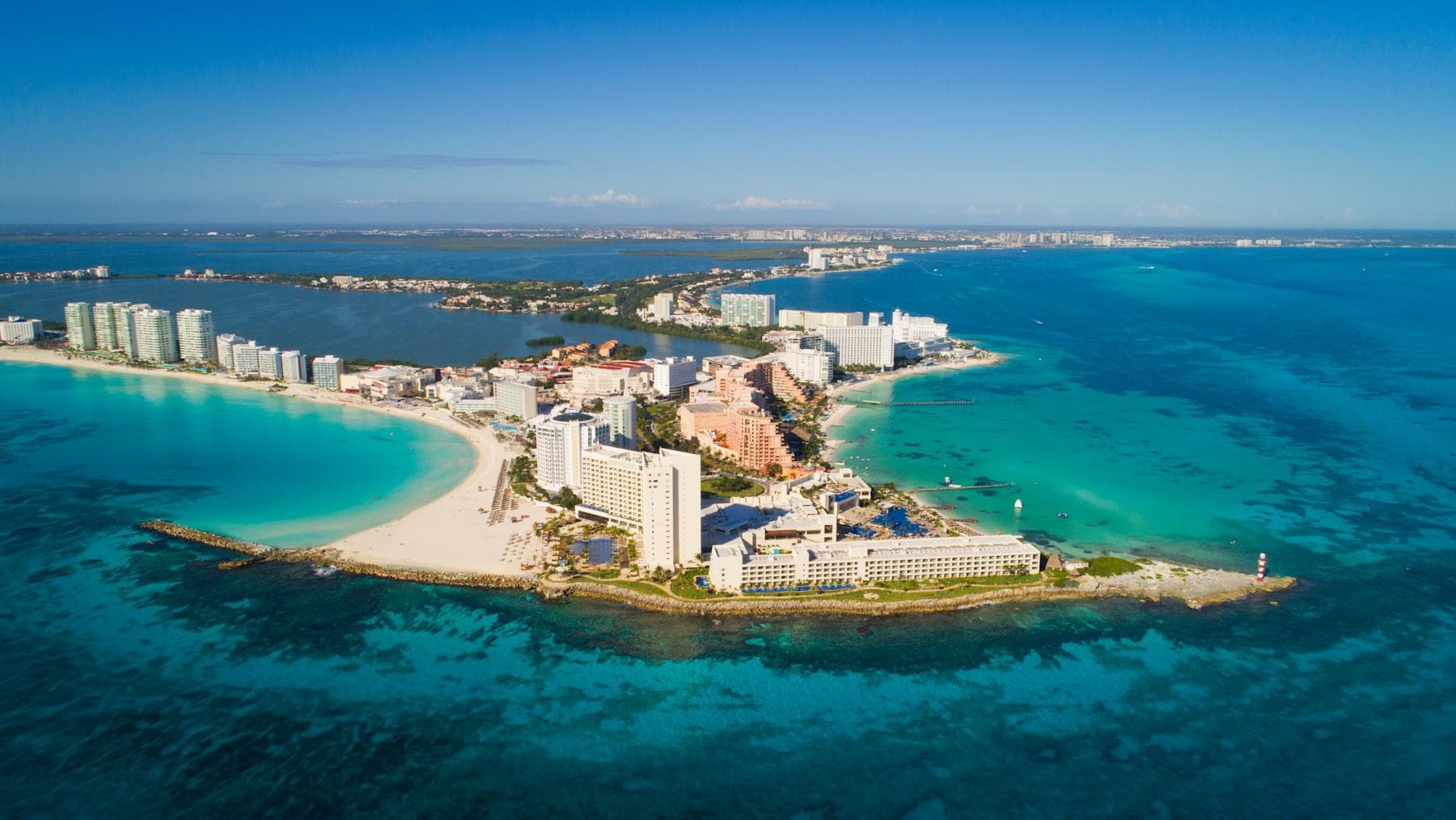 Vue aérienne de Punta Cancún : eaux turquoise, plages de sable blanc et lagune, Mexique.