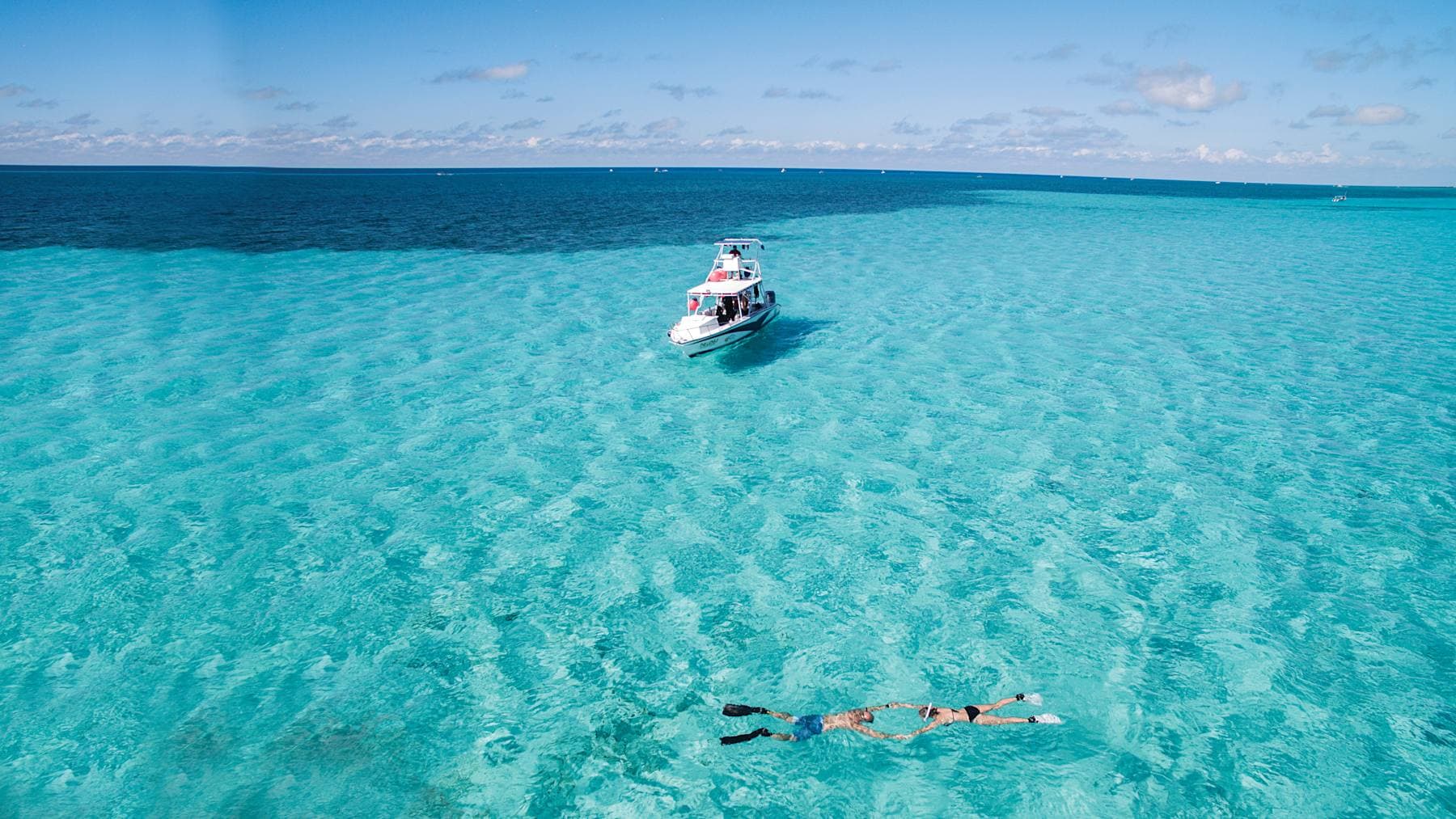 Eaux turquoise translucides d'El Cielo et un plongeur au-dessus du récif, Cozumel, Mexique.