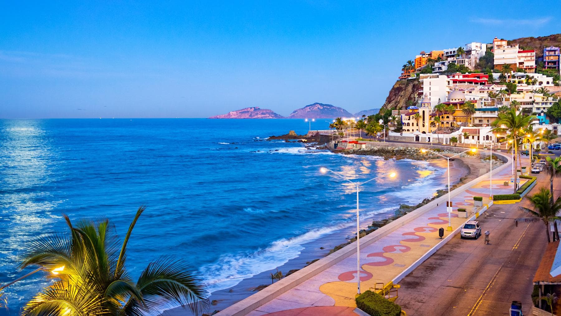 Le malecón de Mazatlán longeant le Pacifique à la lumière dorée du soir, Mexique.